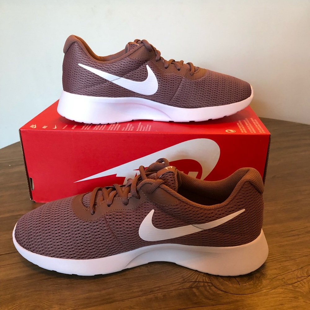NEW - Woman’s Nike Tanjun shoes - Picture 4 of 8